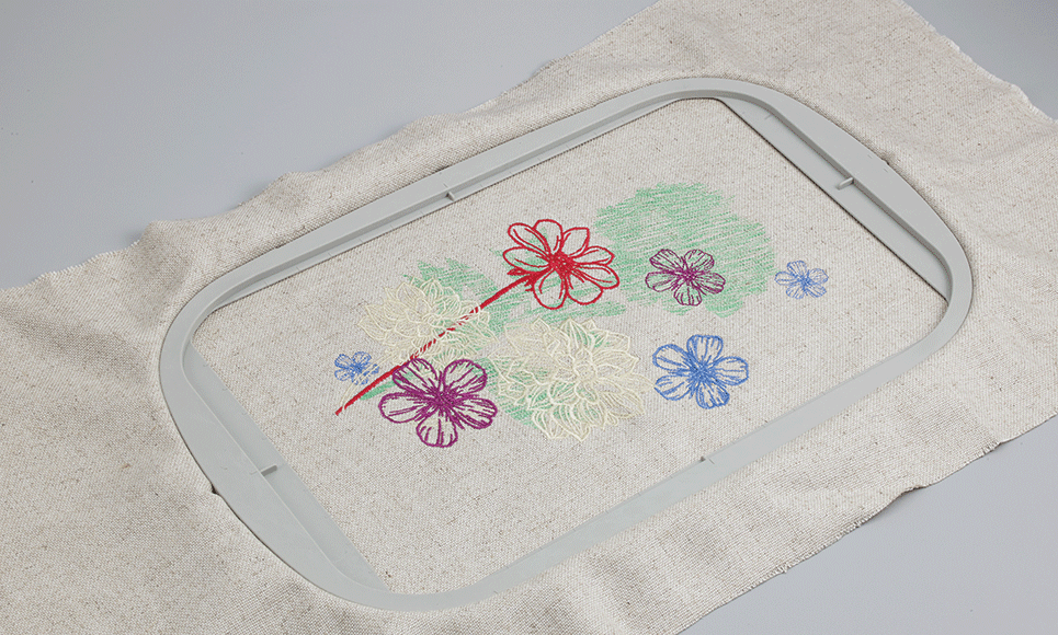 Grauer Rahmen EF92 20 x 30cm mit maschinell gestickten Blumen in rot