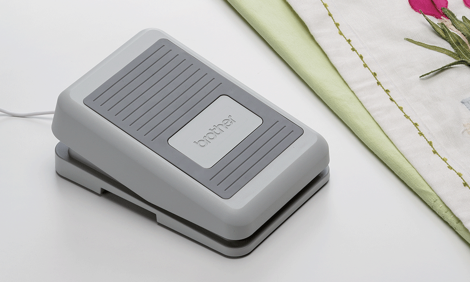 Rhéostat gris et blanc MFFC2 à côté d’un tissu vert à fleurs