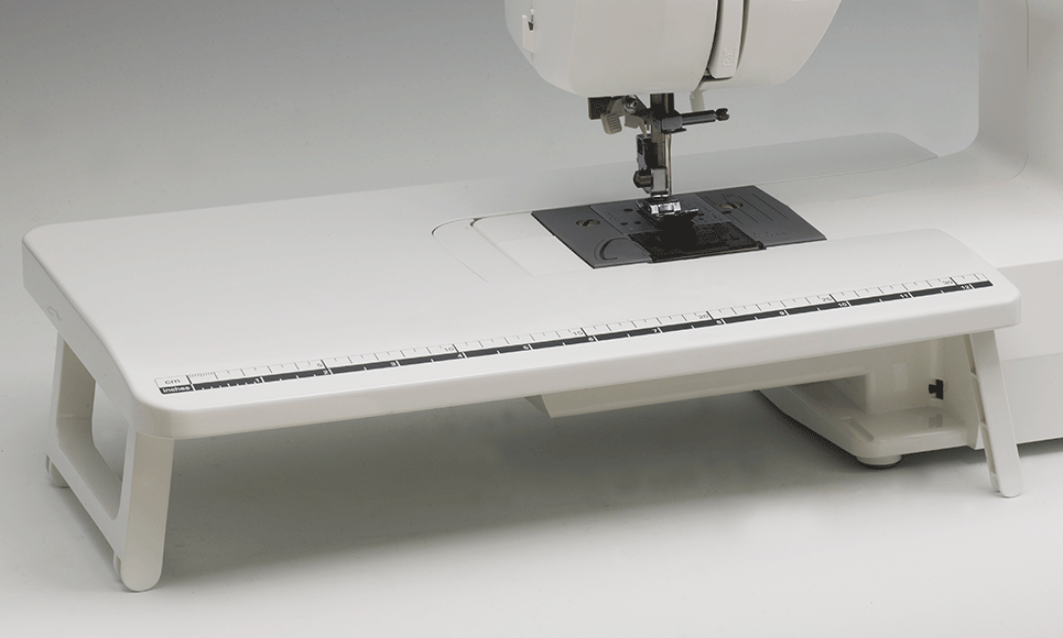 Brede naaitafel WT9 vast aan naaimachine, voor meer werkruimte