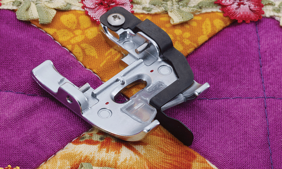 Pied de piqûre dans la couture en métal sur quilt violet-orange vif