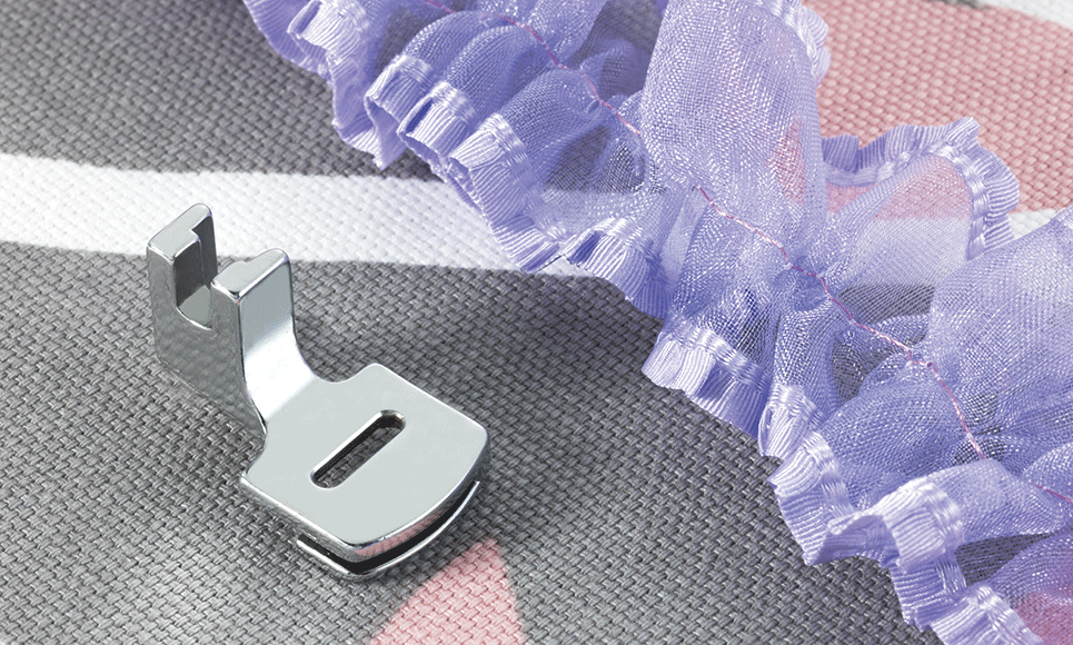 Metalen rimpelvoet op stof naast gerimpeld lila organza lint