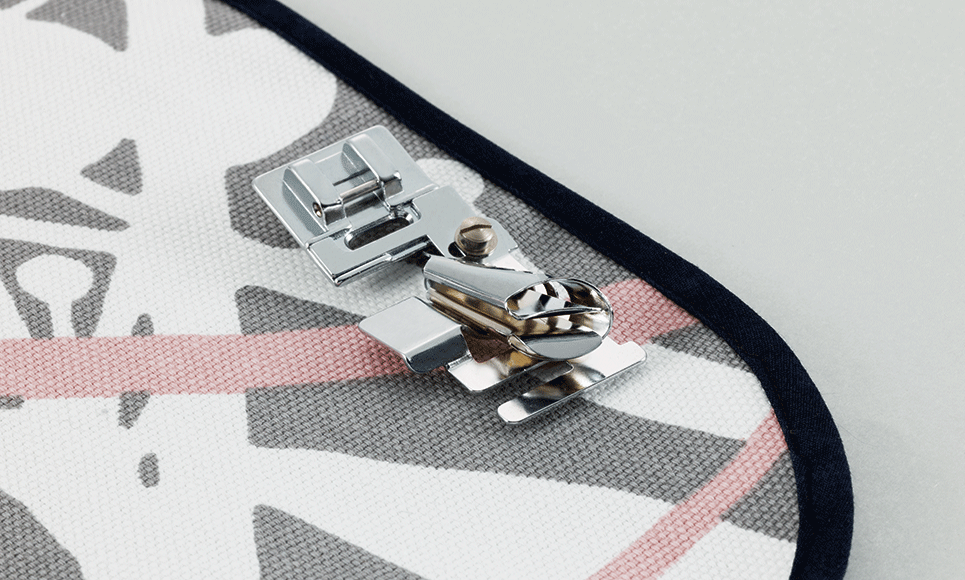 Pied à border en métal F014N sur tissu léger avec biais en tissu noir