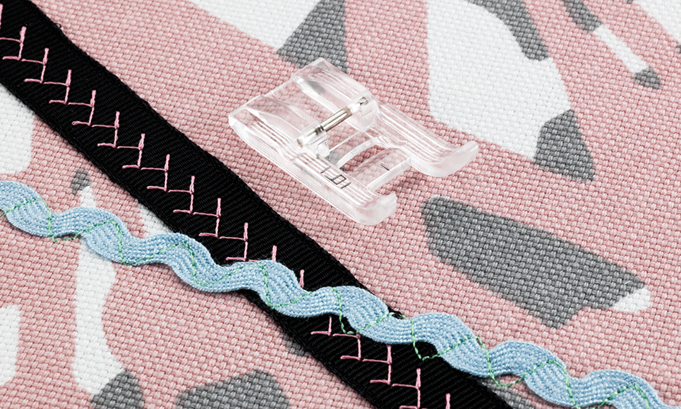 Plastic transparantvoet F023N naast opgenaaide band en lint