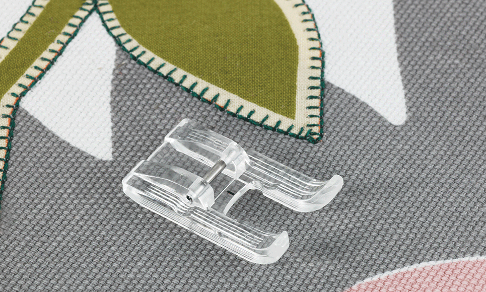 Pied d’appliqué en plastique à côté d’un appliqué en forme de feuille