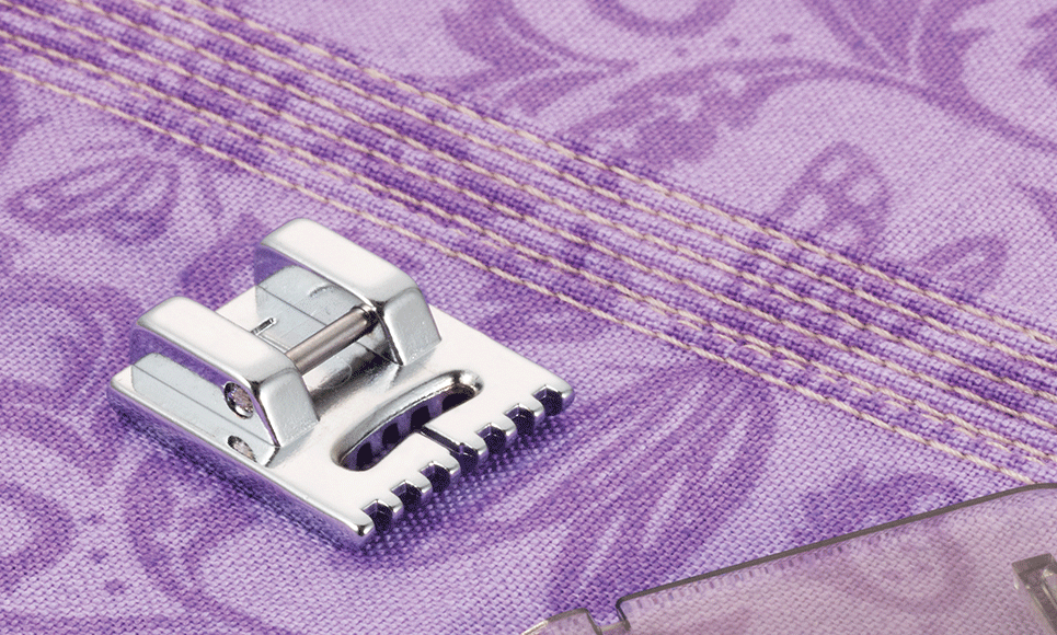 Biesenfuß für 7 Fäden auf violettem Stoff mit genähten Biesen