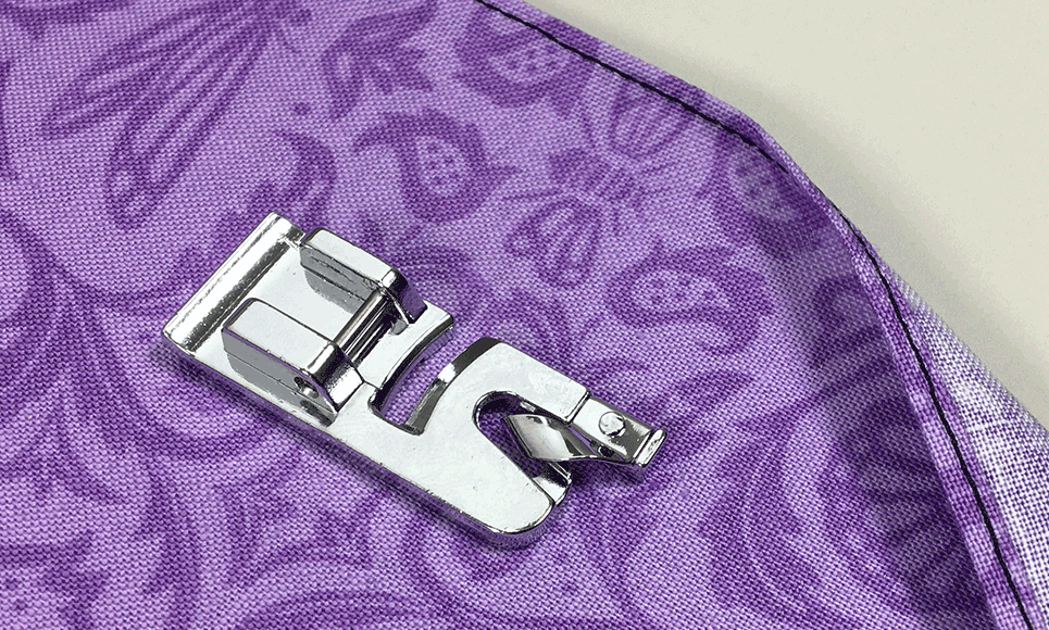 Rollsaumfuß F002N aus Metall auf violettem Stoff mit genähtem Rollsaum