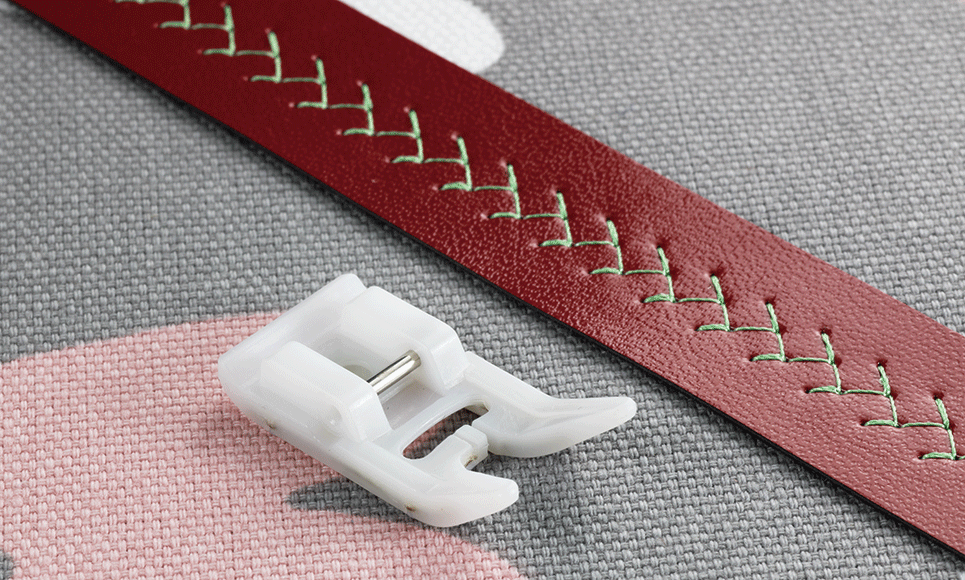 Pied anti-adhérent F007N à côté d’une bande de cuir cousue sur tissu