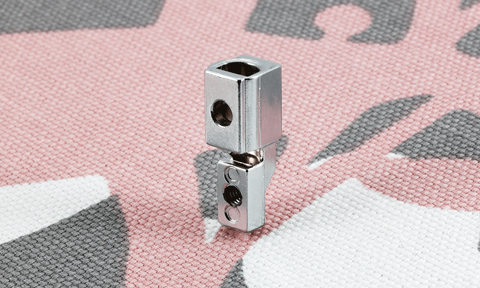 Adapter F010N für Maschinen mit niedrigem Schaft auf hellrosa Stoff