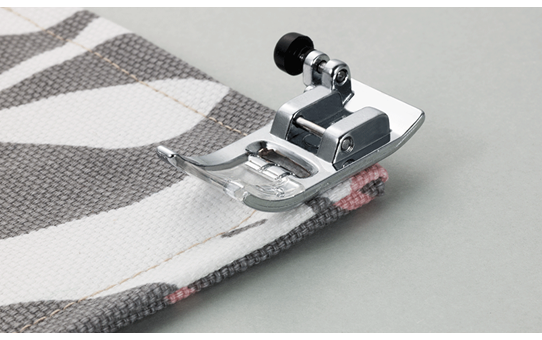 Piedino per zig-zag (con bottone di livellamento) F053 2