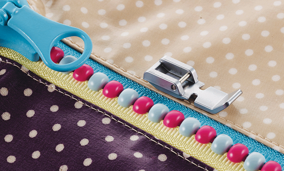 Pied étroit pour fermeture à glissière sur tissu à pois