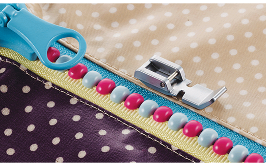 Узкая лапка для вшивания молнии F079