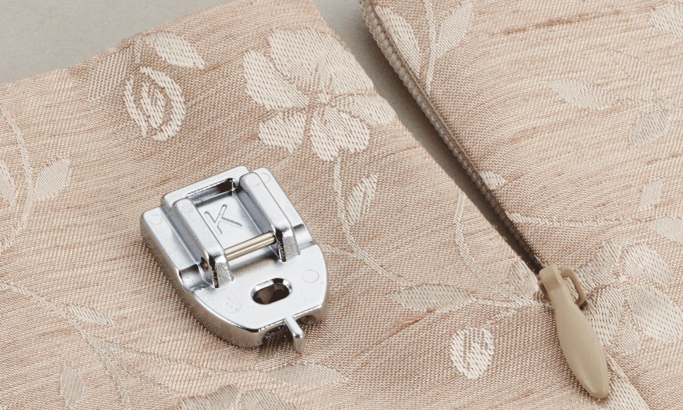 Metal concealed zipper foot F080 on beige garment with inserted zipper