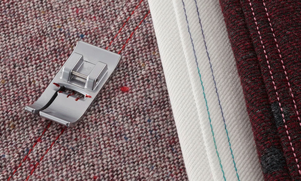 Pied double niveau côté gauche sur denim rouge avec surpiqûre