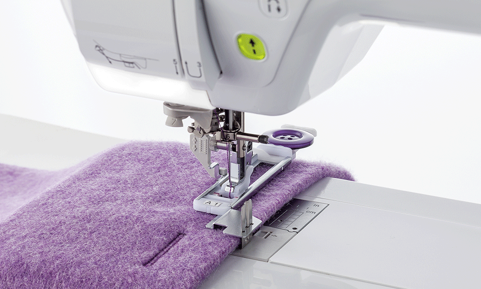 Pied pour boutonnière Brother F083 sur feutre violet