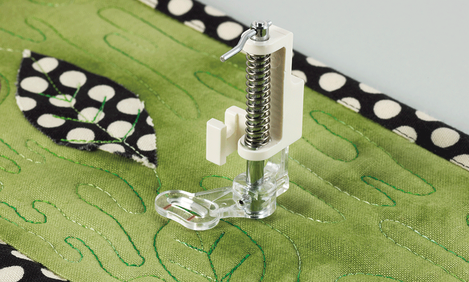 Piedino quilting su quilt verde/nero con trapuntatura a mano libera