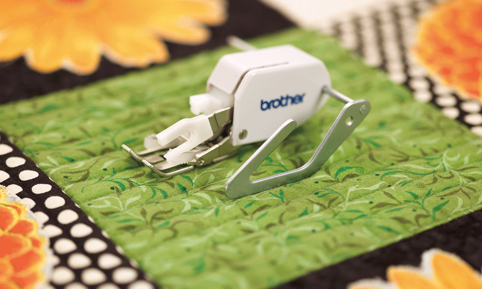Guide de quilting sur quilt vert avec coutures parallèles parfaites