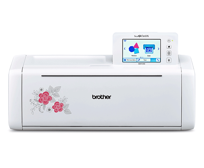 Frontansicht der Schneidemaschine ScanNCut SDX1250 mit Blumenmuster
