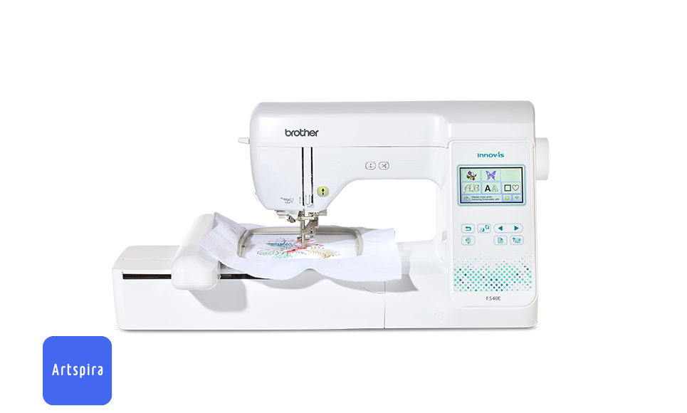 Brother Innov-is F540E Stickereimaschine auf weißem Hintergrund