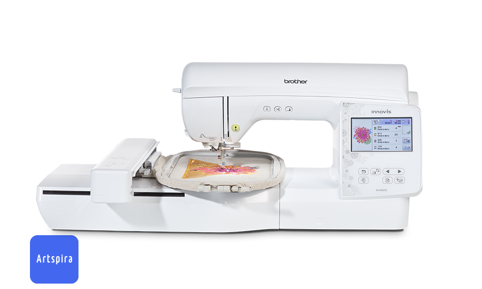 Vorderansicht der Brother NV880E Stickmaschine auf weißem Hintergrund