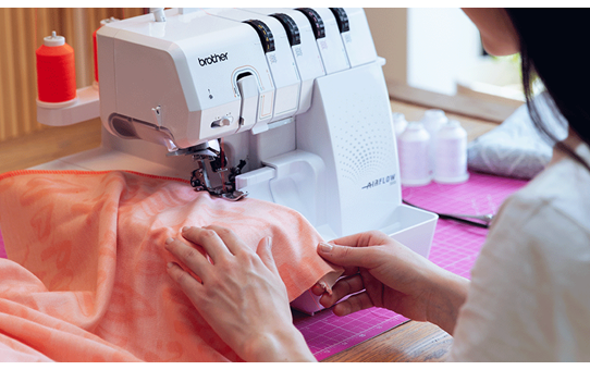 Airflow 3000 Overlock-Maschine mit elektronischem Lufteinfädler  3