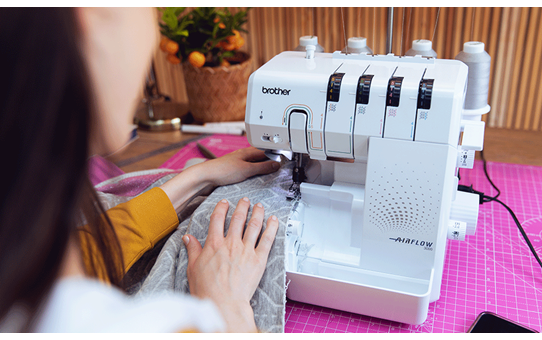 Airflow 3000 Overlock-Maschine mit elektronischem Lufteinfädler  4