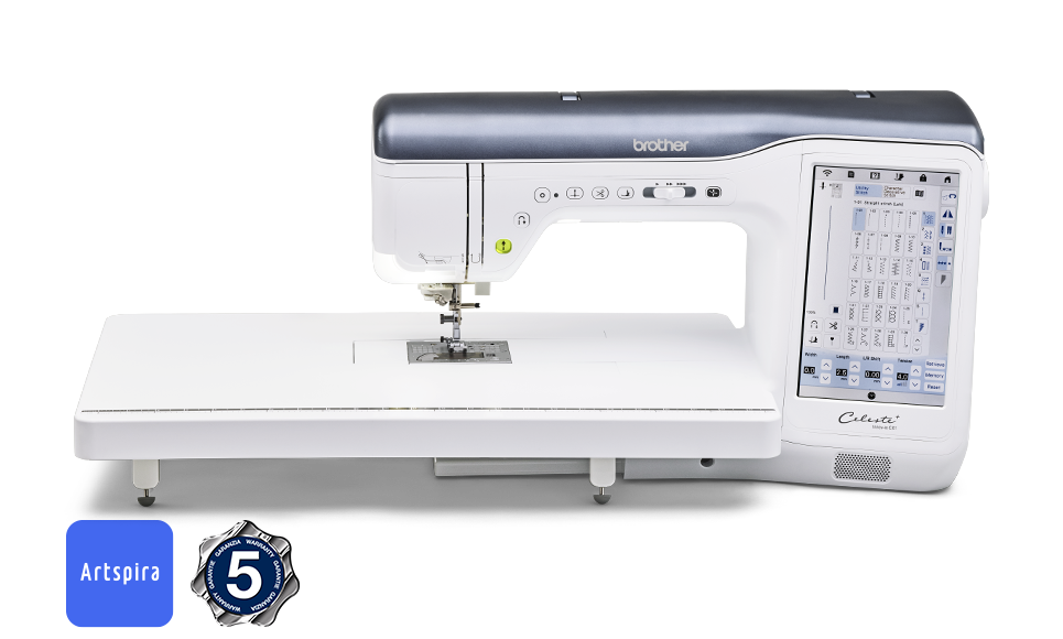 Die Vorderansicht der Brother Celeste CX1 Näh- und Quiltmaschine mit dem mitgelieferten breiten Tisch.