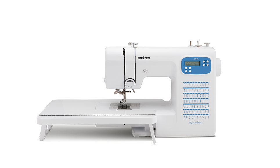 Vue de face de la machine à coudre Brother DX70SE sur fond blanc