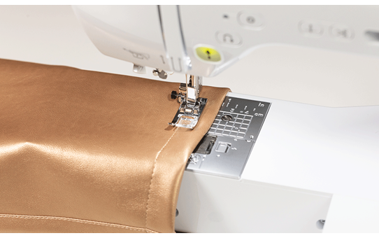 Innov-is F560 sewing machine 3